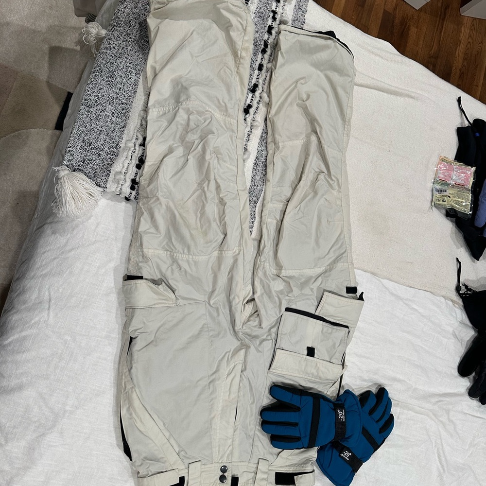 Ski snowboard pants and gloves combo!! Fits a women's M. - Picture 9 of 10